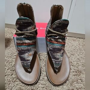 Very G Multicolor Patterned Sandals